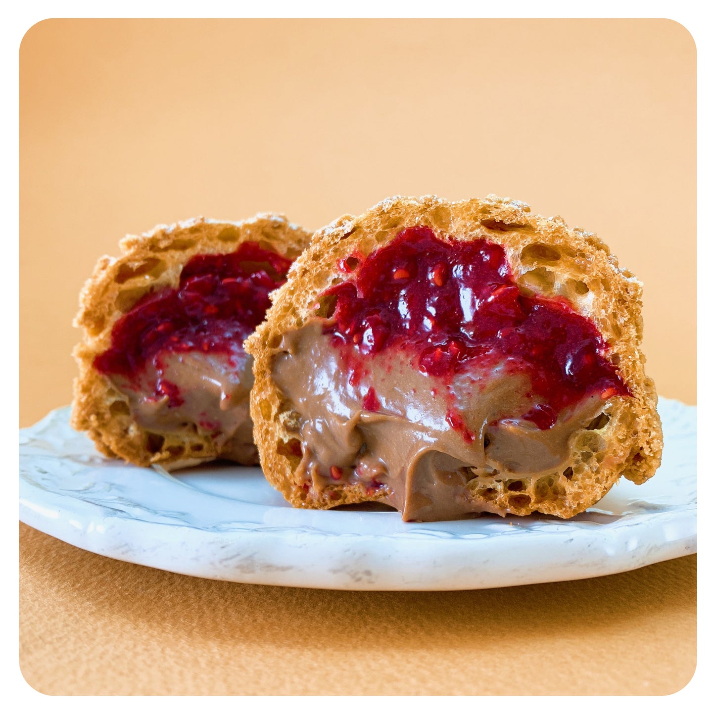 今月のシュークリーム(ショコラフランボワーズ)